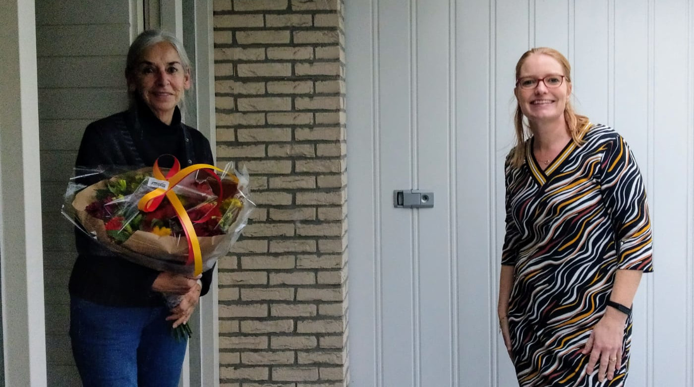 overhandiging-mantelzorg-boeket.jpeg