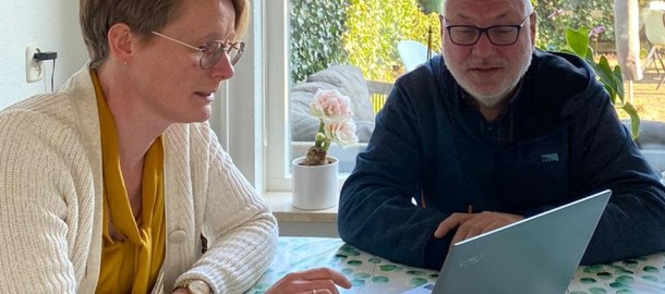 20220304-CUSW- Rietteler foto aan de keukentafel met Renate vd Velde.jpg