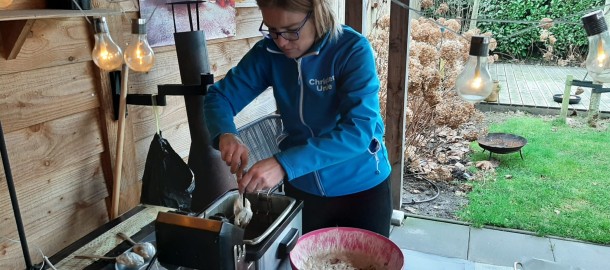 Jantina aan het oliebollen bakken